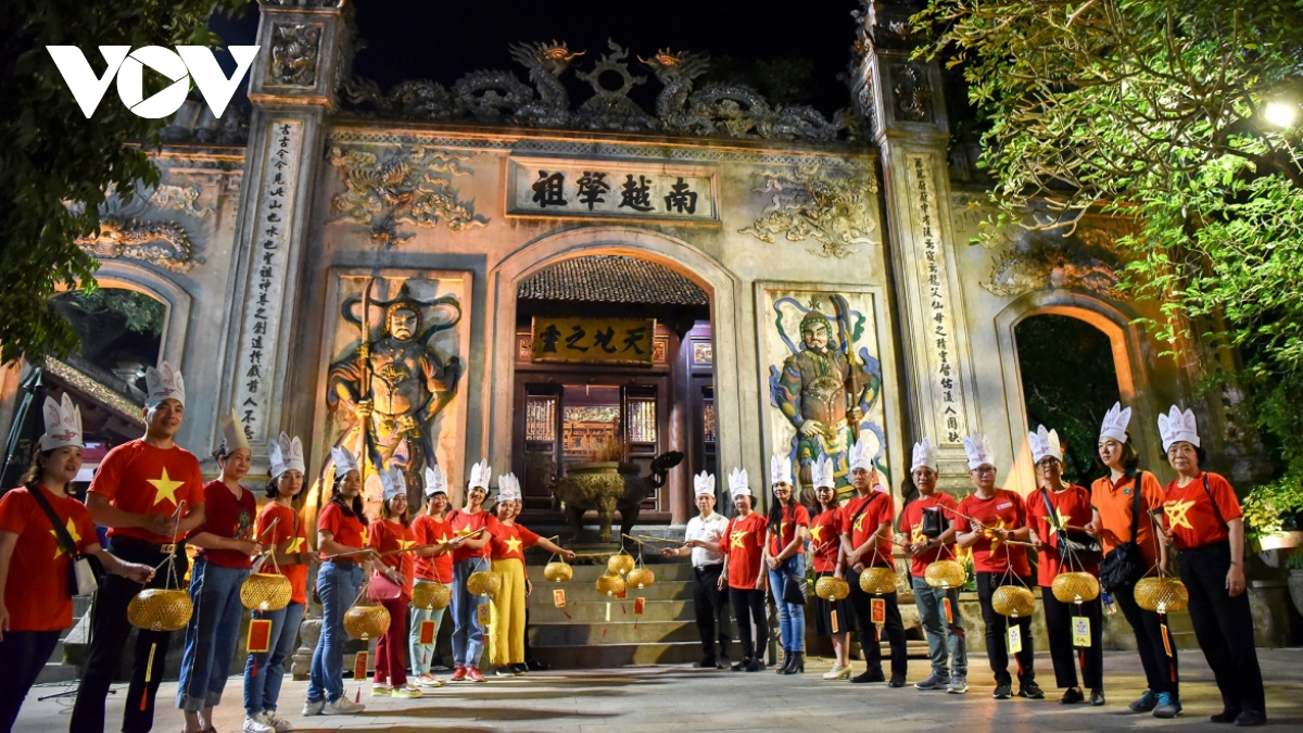Hung Kings Temple complex welcomes tourists at night